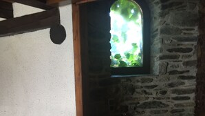 Un escalier en pierre avec une petite fenêtre en haut.