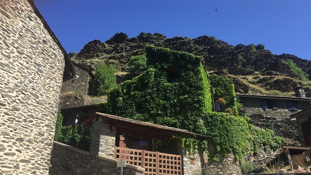Un bâtiment en pierre avec une porte en bois et une enseigne indiquant « Rue de la Soie ».