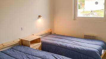 2 bedrooms, travel cot, WiFi