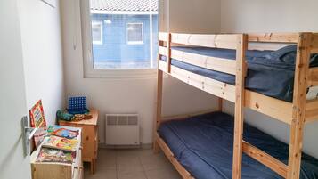 2 bedrooms, travel cot, WiFi