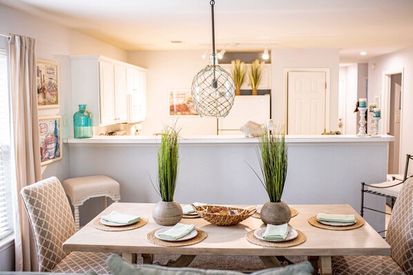 Dining - DESIGNER DECORATED,LUXURIOUS BEDDING,MINUTES TO BEACH,GOLF,SHOP & DINE (Pawleys Island)