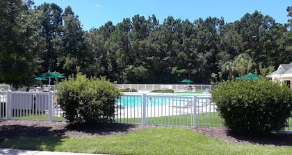DESIGNER DECORATED,LUXURIOUS BEDDING,MINUTES TO BEACH,GOLF,SHOP & DINE