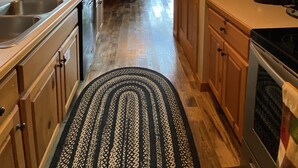 Interno di una baita in legno con cucina, sala da pranzo e un cartello per un mercato delle pulci di antiquariato.