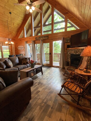 Beautiful 2 Bedroom/2 Master Bath cabin in Black Bear Falls Resort!