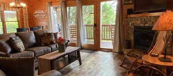 Belle 2 camere da letto matrimoniali King, cabina "A Southern Porch" a Black Bear Falls!