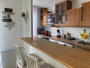 Fridge, microwave, oven, stovetop - La Défense fabulous 2 bedroom apartment (Suresnes)