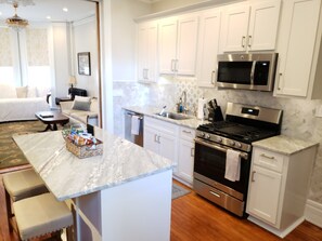 Fridge, microwave, oven, stovetop - Downtown, 2 Parking spaces, Historic Beauty (Richmond)