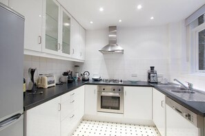 Kjøleskap, ovn, kokeplater og oppvaskmaskin