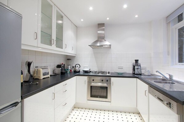Fridge, oven, stovetop, dishwasher - Spacious, baby-ready 2br 1st floor in Chelsea (london)