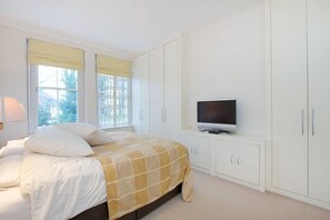 2 bedrooms, iron/ironing board, free WiFi, bed sheets - Spacious, baby-ready 2br 1st floor in Chelsea (london)