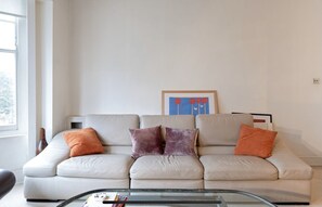 TV, fireplace, books, music library - Spacious, baby-ready 2br 1st floor in Chelsea (london)