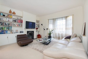 TV, fireplace, books, music library - Spacious, baby-ready 2br 1st floor in Chelsea (london)