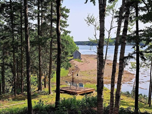 Light and Bright Lubec Retreat. Feast on locally caught lobster and clams! 
