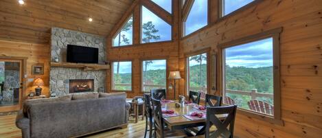 Fernseher, Kamin, DVD-Player