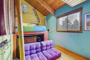 1 bedroom, free Internet, bed sheets