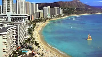 Chaises longues, serviettes de plage