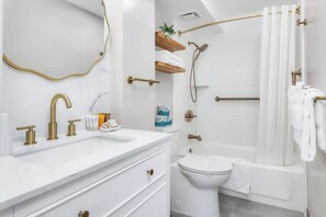 Duschwanne, kostenlose Toilettenartikel, Haartrockner, Handtücher