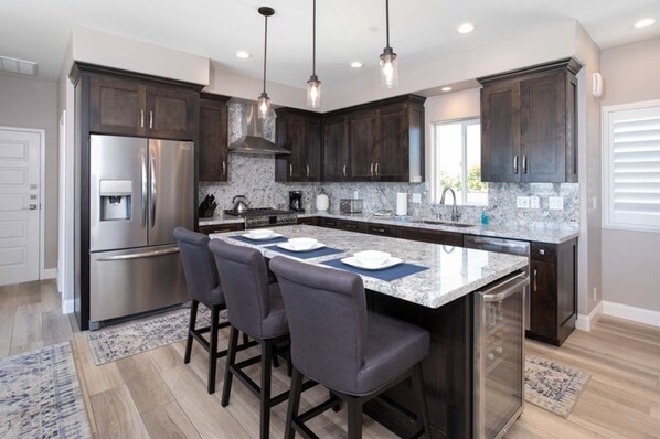 Ugn, spishäll, kryddor och ismaskin