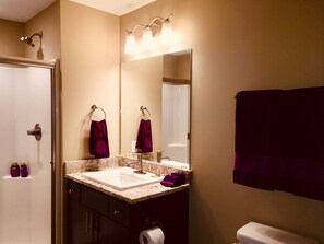 Douche, sèche-cheveux, serviettes fournies, savon