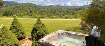 Mid-Century Home & Cabin: Sauna & Hot Tub 15 min to AVL