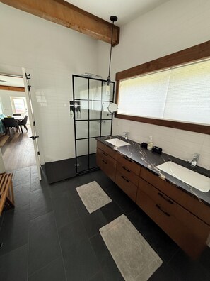 Badewanne, Haartrockner, Handtücher, Seife