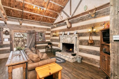 Grist Mill Log Cabin | King Bed | Cozy and Quaint