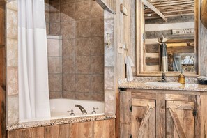 Combined shower/bathtub, hair dryer, towels - Grist Mill Log Cabin | King Bed | Cozy and Quaint (Fredericksburg)