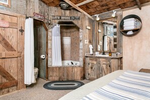 Combined shower/tub, hair dryer, towels