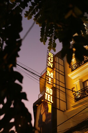 Exterior detail - Son Mi Hotel (Ho Chi Minh City)