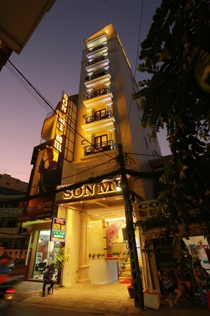 Front of property - evening/night - Son Mi Hotel (Ho Chi Minh City)