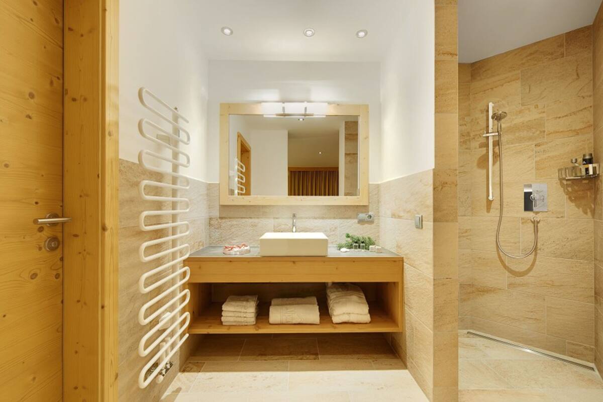 shower, rainfall showerhead, free toiletries, hair dryer