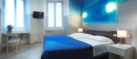 Doppel- oder Zweibettzimmer | Schreibtisch, laptopgeeigneter Arbeitsplatz, Zustellbetten