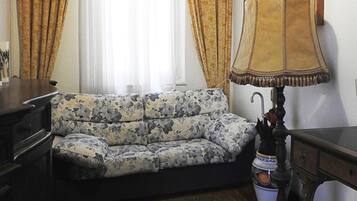 Schreibtisch, laptopgeeigneter Arbeitsplatz, Zustellbetten