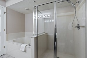 Combined shower/bathtub, jetted bath, towels - Luxury Oceanfront AshWorth, 1st Floor, Lazy River, Pool | AshWorth - 107 (North Myrtle Beach)