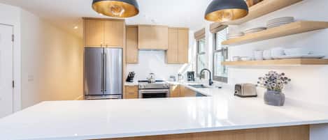 Réfrigérateur, four à micro-ondes, un four, surface de cuisson