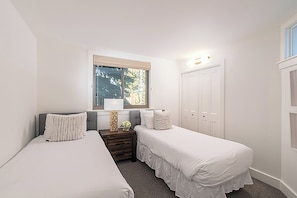 6.0-plunge-j-telluride-twin-bedroom2-2 - Beautiful West End Condo | New Remodel, Steps to Chair 7, Trails & Ski Access (Telluride)