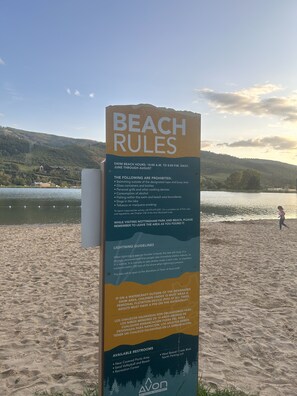 Vlak bij het strand, ligstoelen, strandlakens