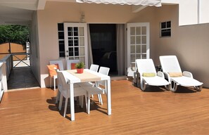 Outdoor dining - Sugar Fields Hoilday Home with Private Pool. (Valley Church)