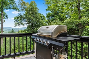 A barbecue grill with a view of a forest and mountains. - Drink Up The View - Morganton (Morganton)