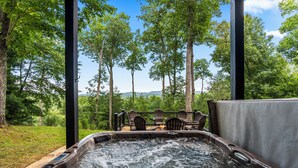 Ein Whirlpool mit Blick auf Wald und Berge.