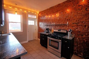 Fridge, microwave, oven, stovetop - Starry Night | Steps to Tower Grove Park (Saint Louis)