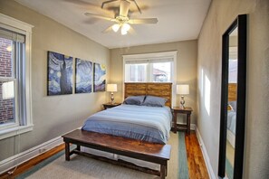 1 bedroom, desk, iron/ironing board, WiFi - Starry Night | Steps to Tower Grove Park (Saint Louis)