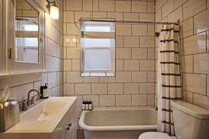 Een douche, een haardroger, handdoeken