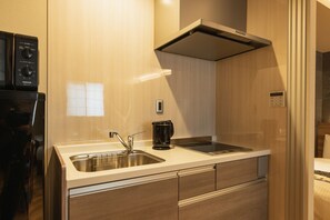 Frigorífico grande, microondas, placa de cocina y hervidor eléctrico