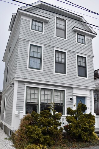 Cottage in Heart of Downtown Newport