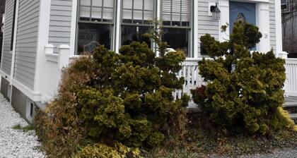 Cottage in Heart of Downtown Newport