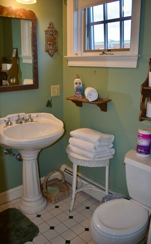 Douche, sèche-cheveux, serviettes fournies, savon