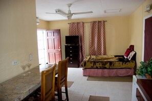 1 habitación, tabla de planchar con plancha, wifi y ropa de cama 