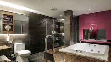 Quadruple Room | Bathroom | Free toiletries, hair dryer, slippers, towels