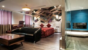 Habitación Deluxe doble | Escritorio, cortinas opacas, camas supletorias y wifi gratis